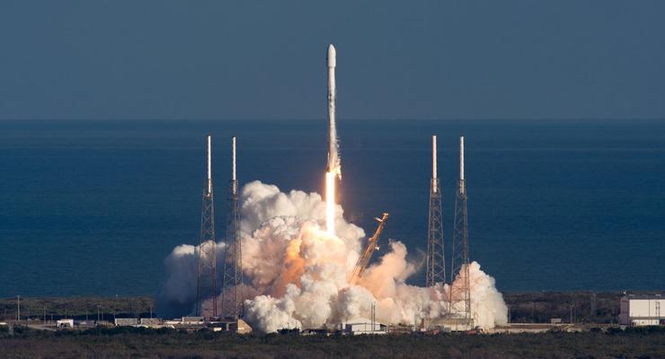 SpaceX запустила военный спутник