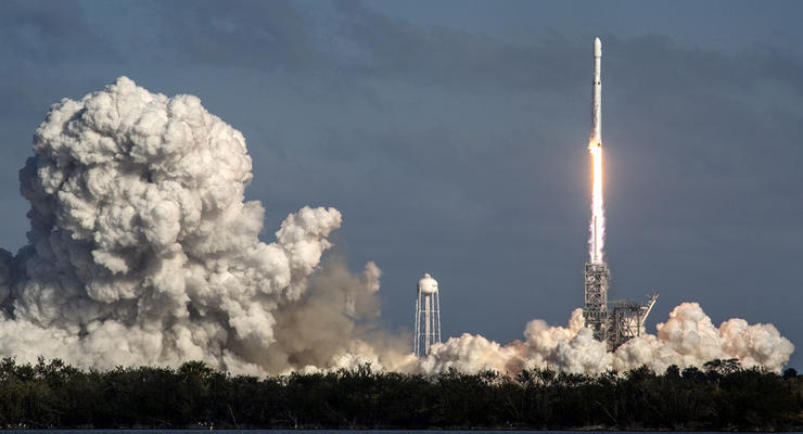 Falcon Heavy кроме автомобиля отправила в космос секретный груз