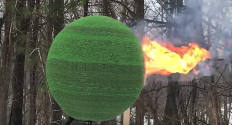 Мужчина почти год создавал шар из 42 тыс спичек и поджег его