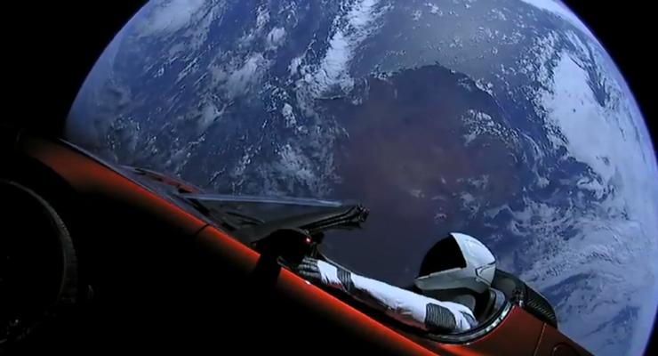 Астрофотограф заснял пролет запущенного в космос Tesla Roadster