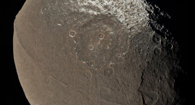 Астрономы: На одну из лун Сатурна рухнуло кольцо
