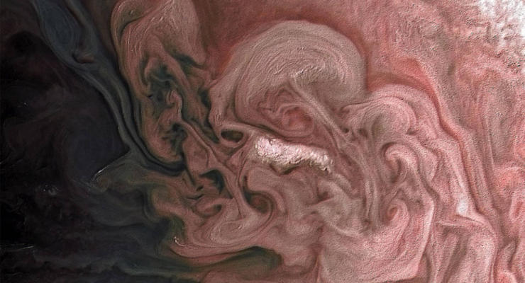 Аппарат Juno заснял розовую бурю на Юпитере