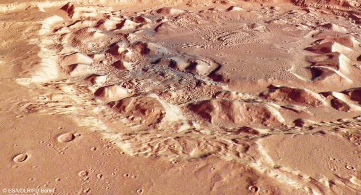 На Марсе подробно рассмотрели странный кратер