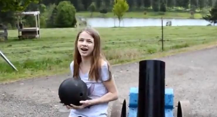 Видео дня: Школьница запустила шар для боулинга из пушки
