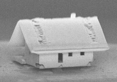 Самый маленький дом собрали на кончике оптоволокна