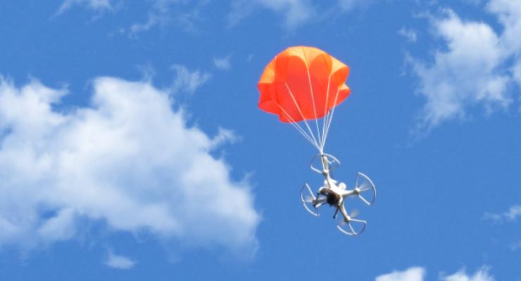 Для дронов разработали многоразовые парашюты
