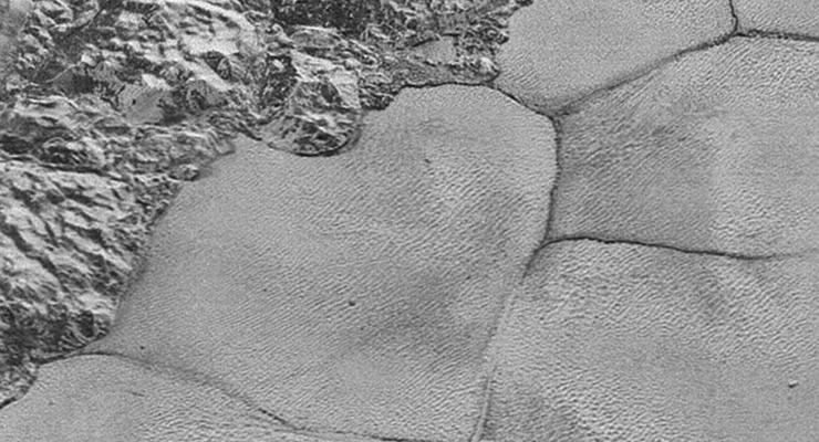 На Плутоне нашли дюны из метана
