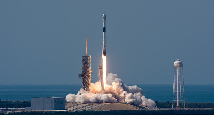 SpaceX запустила ракету с многоразовой ступенью
