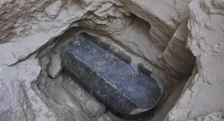 В черном саркофаге из Александрии нашли останки трех человек