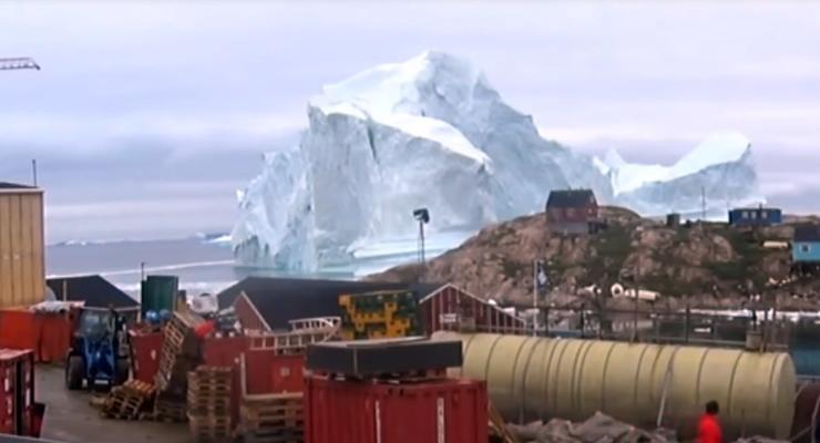 Огромный айсберг может затопить деревню в Гренландии