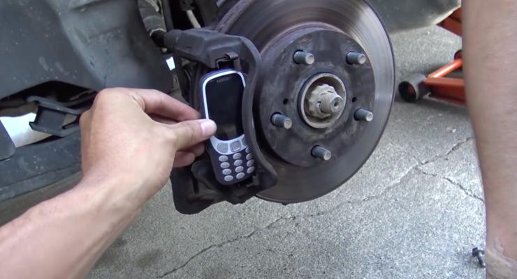Без тормозов: Nokia 3310 испытали на автомобиле