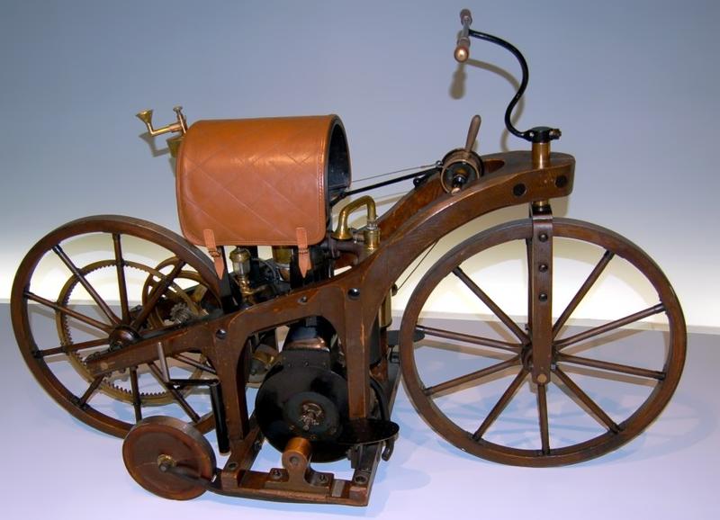 День в истории: Первый мотоцикл и открытие электромагнитной индукции / wikipedia.org