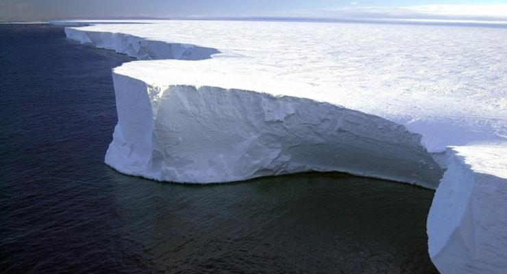 В Антарктиде гигантский ледник начал движение
