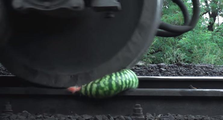 Монеты, шарики и арбуз на рельсах: Как поезд крушит предметы в слоу-мо