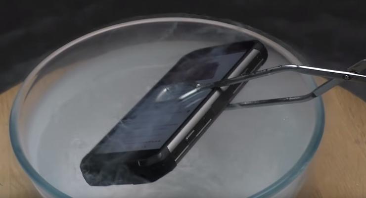 Что будет с защищенным смартфоном в жидком азоте: Эксперимент