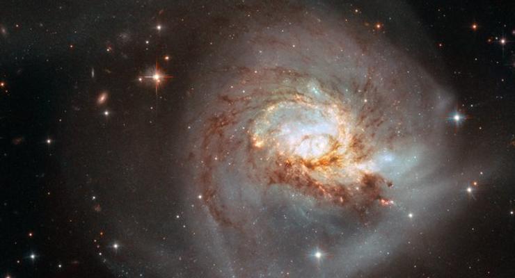 В яркой галактике нашли слишком много темной материи