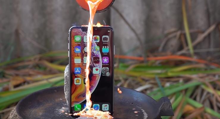 Краш-тест iPhone XS Max: Выдержит ли смартфон раскаленную лаву