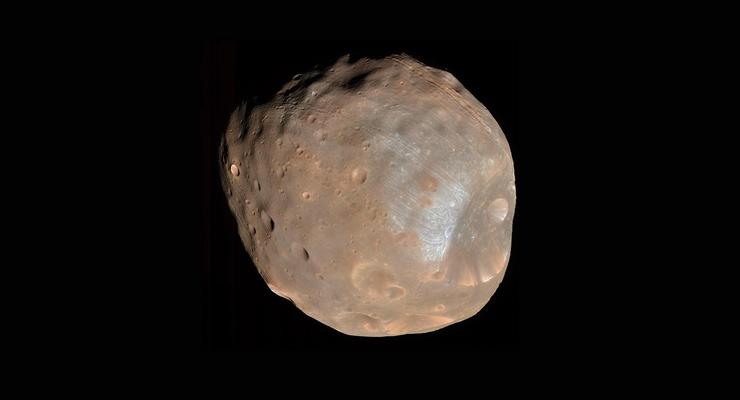 На спутнике Марса нашли камни-путешественники