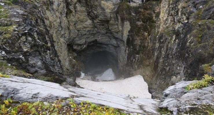 В Канаде нашли гигантскую пещеру
