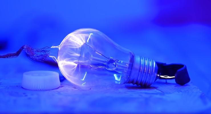 Что если лампочку сунуть в 50 000 вольт: Эксперимент блогеров