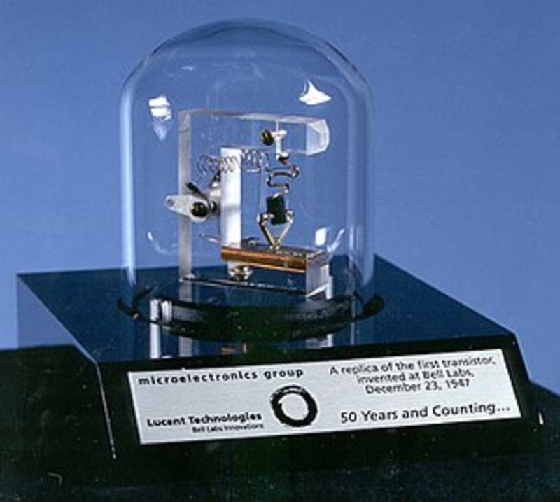 Биполярный транзистор в музее / wikipedia.org