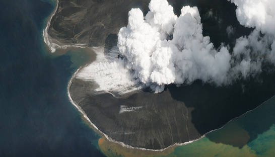 Вызвавший цунами вулкан Анак-Кракатау частично разрушился
