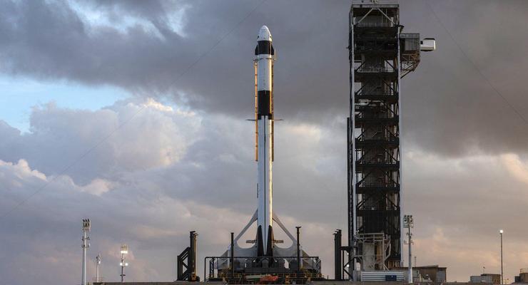 Новый пилотируемый корабль SpaceX доставили на космодром