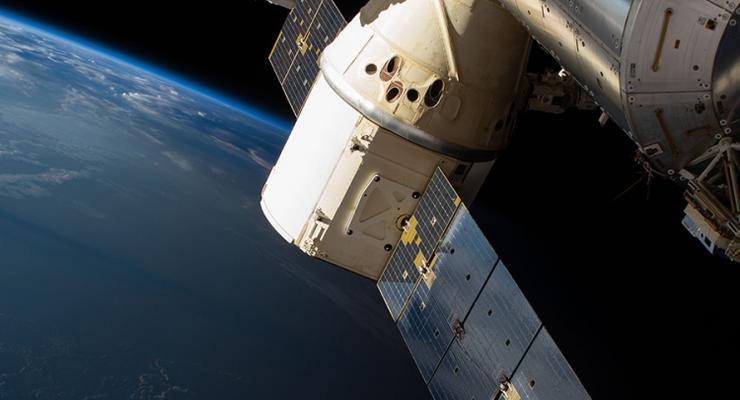 Корабль SpaceX Dragon впервые приводнился в темное время суток