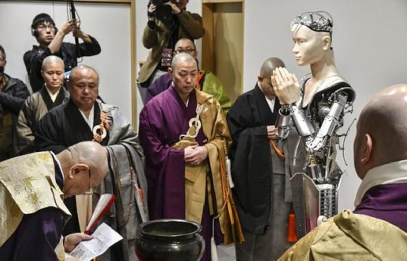 В японском храме начал служить робот-монах / dailymail.co.uk