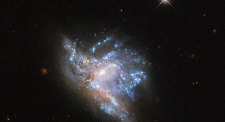Хаббл заснял столкновение двух галактик