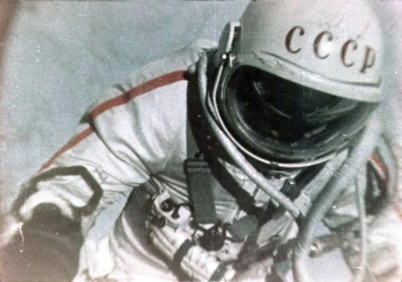 День в истории: 18 марта - Выход в открытый космос и первая электробритва / factroom.ru