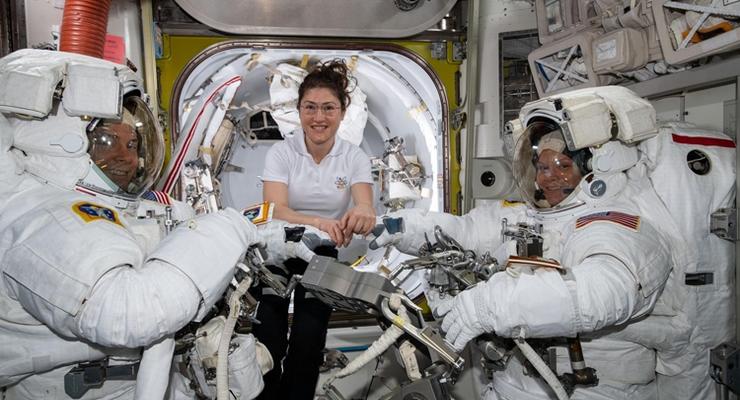 Первый в истории выход женщин в открытый космос отменили