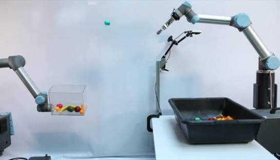 В Google научили робота швырять предметы