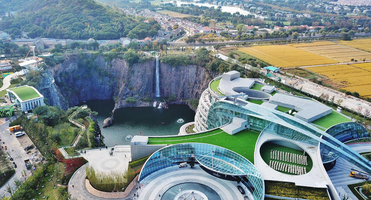 В Китае построили отель под землей