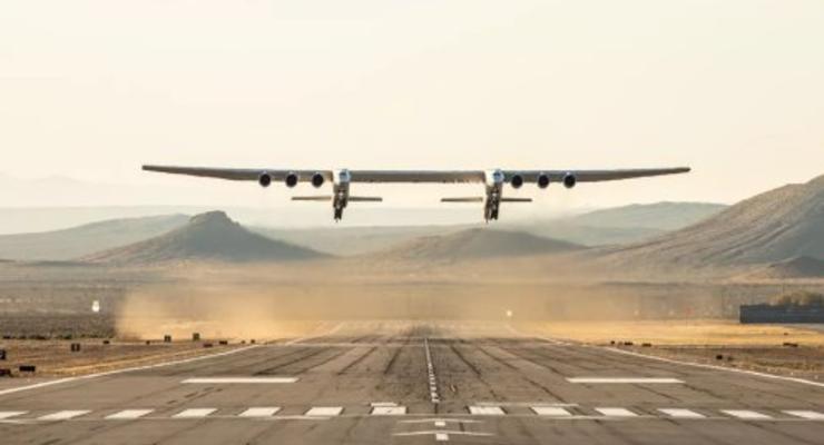 Самый большой в мире самолет совершил первый полет
