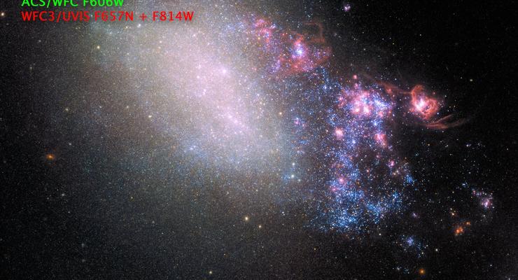 Хаббл заснял разорванную галактику