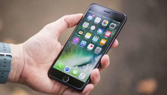 Apple вынудили сообщать о замедляющих iPhone обновлениях