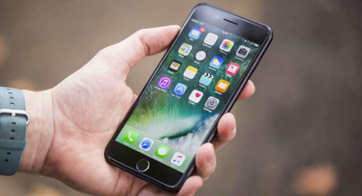 Apple вынудили сообщать о замедляющих iPhone обновлениях