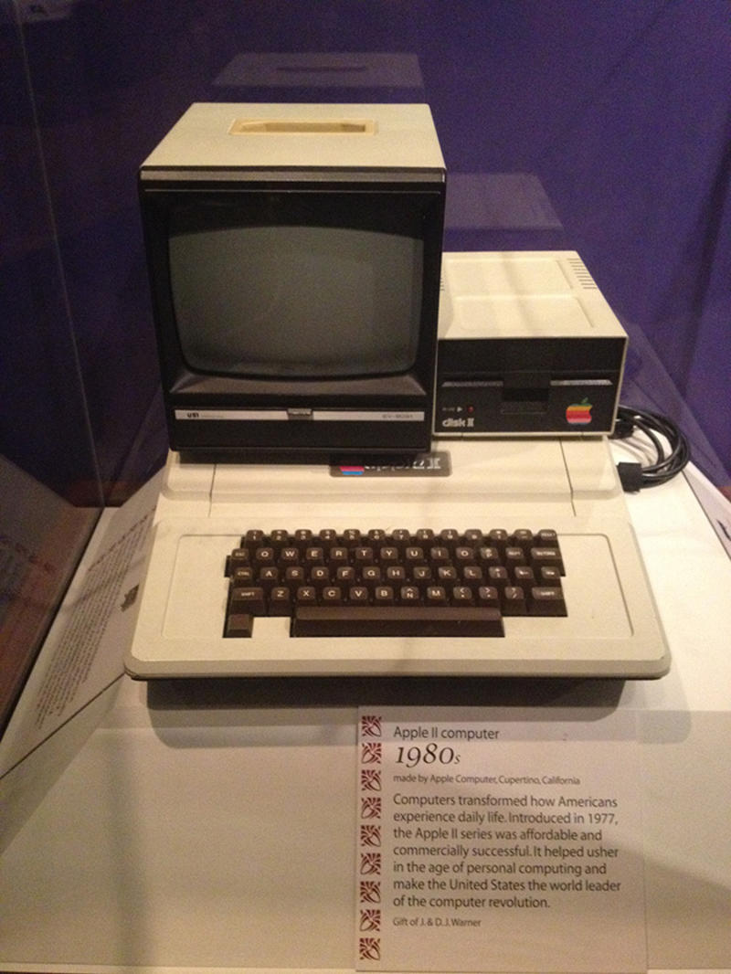 День в истории: 5 июня - Первый компьютер Apple II и обнаружение СПИДа / wikimedia.org