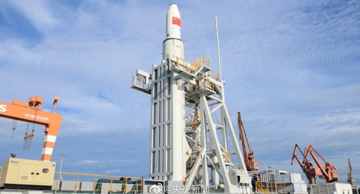 Китай впервые запустил ракету с морской платформы