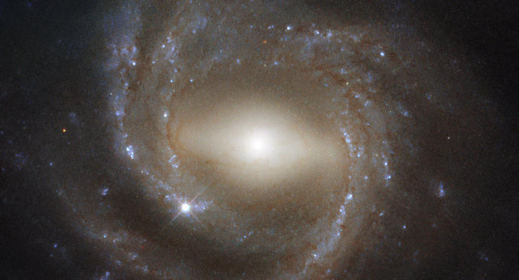 Телескоп Хаббл заснял галактику с перемычкой