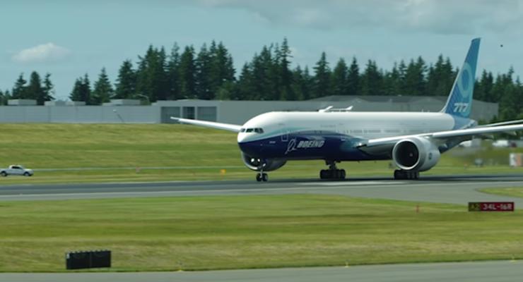Новый самолет  Boeing 777X испытали на взлетке