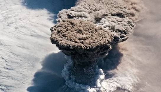 Извержение вулкана в Тихом океане сняли из космоса