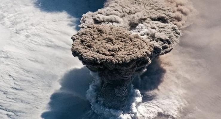 Извержение вулкана в Тихом океане сняли из космоса