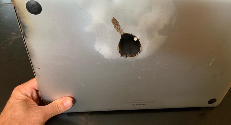 Второй за месяц MacBook Pro загорелся без видимой причины