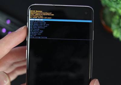 После обновления у пользователей навечно блокируется Galaxy S10