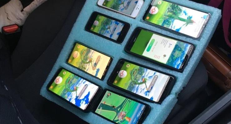 Полиция застукала игравшего в Pokemon Go водителя с восемью смартфонами