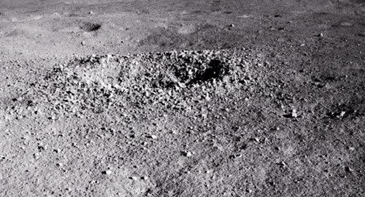 Китайский луноход обнаружил странное вещество на обратной стороне Луны
