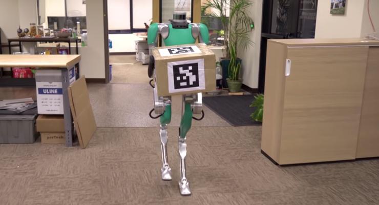 Двуногого робота Digit научили носить коробки