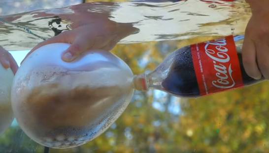 Что будет, если смешать Кока-Колу с ментосом под водой: Эксперименты